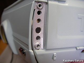 タミヤ ハイラックス・ハイリフト製作記 ～ LED入るように穴を大きくする